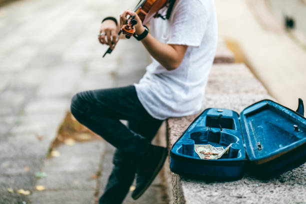 busker spielt violine - street musician stock-fotos und bilder