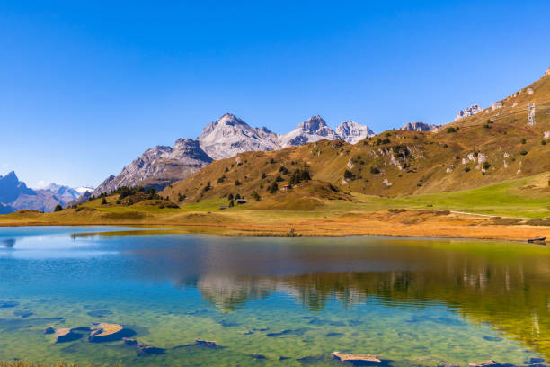 splendida vista panoramica sul lago lai da vons e sulle alpi svizzere nella giornata di sole in autunno dorato con cielo blu chiaro sullo sfondo, cantone dei grigioni, svizzera. - switzerland mountain graubunden canton hiking foto e immagini stock
