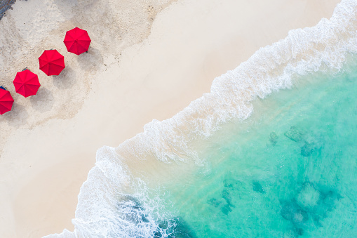 Sombrillas de playa y océano azul. Escena de playa desde arriba photo
