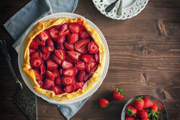 свежеиспеченный клубничный галет или открытый клубничный пирог - strawberry tart стоковые фото и изображения