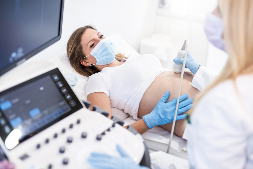Mujer embarazada en ultrasonido. photo