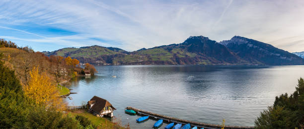 atemberaubende panoramaansicht des thunersees von spiez mit den schweizer alpen sigriswiler rothorn und niederhorn im hintergrund an einem sonnigen herbsttag mit goldenen bäumen und blättern, berner oberland, schweiz - bernese oberland thun oberland panoramic stock-fotos und bilder