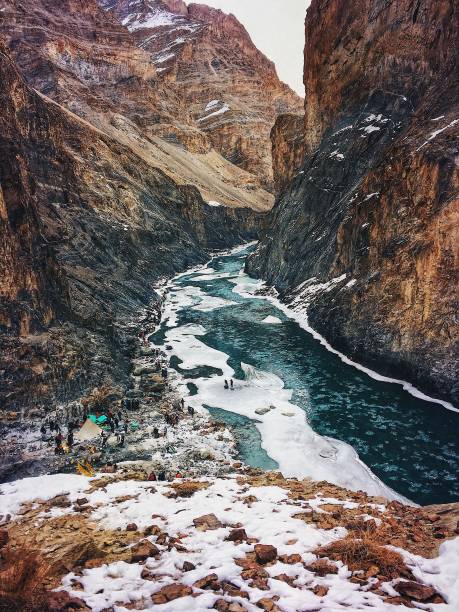 vista panoramica del trekking chadar - kargil foto e immagini stock