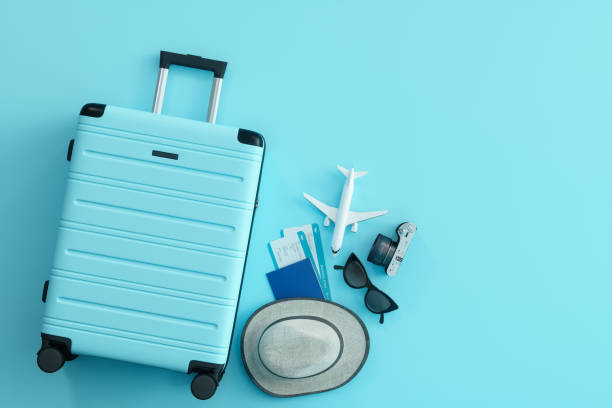concetto di viaggio su sfondo blu - valigia foto e immagini stock