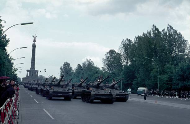 Allied troops parade in West Berlin's Tiergarten Tiergarten, Berlin (West), Germany, 1965. Allied military parade in the Tiergarten in West Berlin. French Panzer Brigade on the "Street of June 17". Furthermore: spectators and other Allied military personnel. tank musician stock pictures, royalty-free photos & images