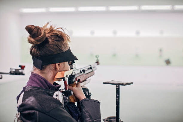 adolescente en la práctica de tiro rifle - target shooting fotografías e imágenes de stock