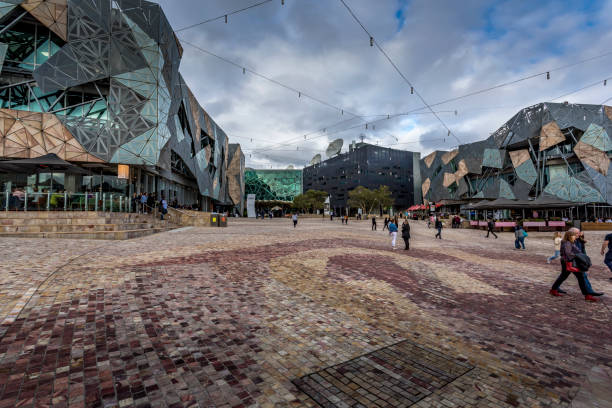 federation square w melbourne, australia w pochmurny dzień w lecie. - famous place melbourne australia built structure zdjęcia i obrazy z banku zdjęć