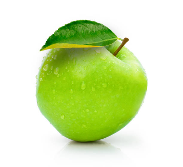 green apple - wet apple imagens e fotografias de stock