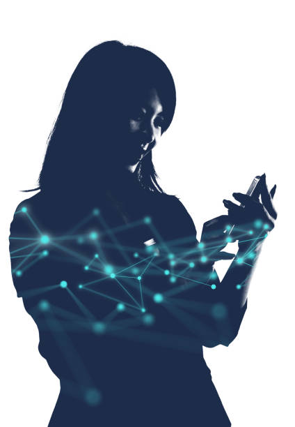 multiple exposure silhouette von geschäftsfrau mit smartphone und polygon-netzwerkgrafiken vor weißem hintergrund - connect the dots fotos stock-fotos und bilder