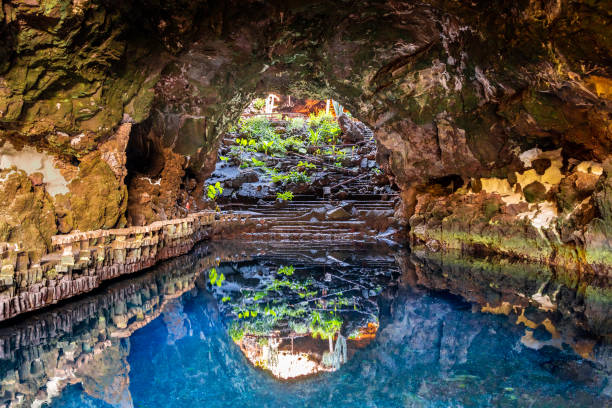естественная пещера и бассейн джамеос дель агуа - lanzarote стоковые фото и изображения
