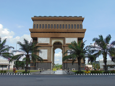 The Simpang Lima Gumul Monument or commonly abbreviated as SLG is one of the buildings that became an icon of Kediri Regency which resembled the Arc de Triomphe in Paris, France.