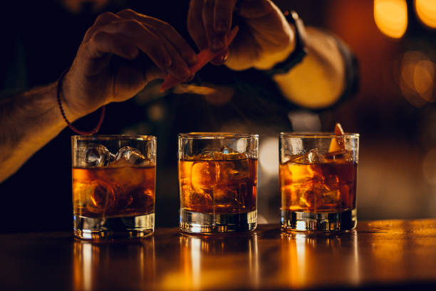 faire à la main trois cocktails sur le bar - whisky alcohol glass image photos et images de collection