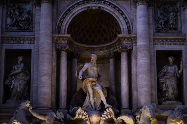 la sublime fontaine de trevi la nuit à rome - fountain water stone falling water photos et images de collection