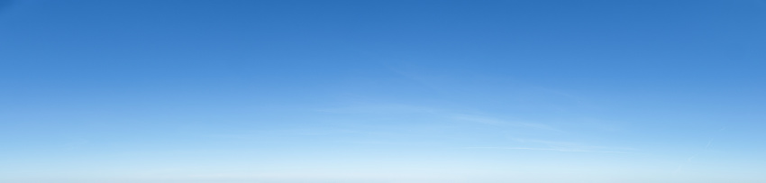 Bonito fondo panorámico del cielo azul vacío sin nubes photo
