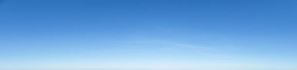 aardige wolkenloze lege blauwe hemelpanoramaachtergrond - blue sky stockfoto's en -beelden