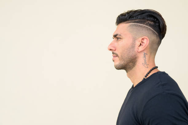 vista de perfil de primer plano de joven guapo hombre persa barbudo - stubble men tattoo sensuality fotografías e imágenes de stock