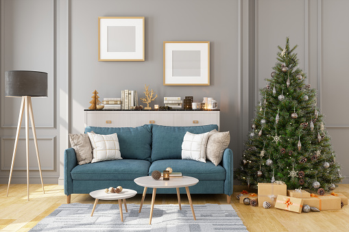 istock Marco de imagen, sofá y árbol de Navidad en la sala de estar 1251691000