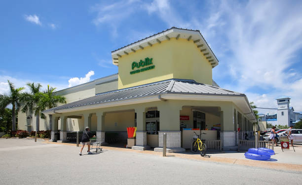 the only publix supermarket on fort myers beach, florida - publix imagens e fotografias de stock
