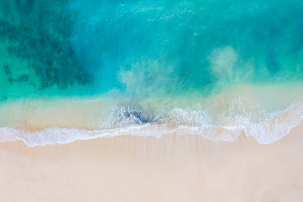 bali, vista aerea di una spiaggia - oceano blu trasparente e sabbia bianca. - sand clean beach sea foto e immagini stock