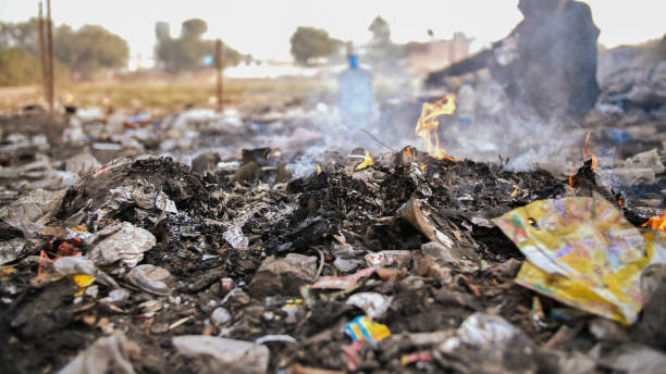 lixo em chamas e pobre velho indiano - mulher catando lixo - fotografias e filmes do acervo