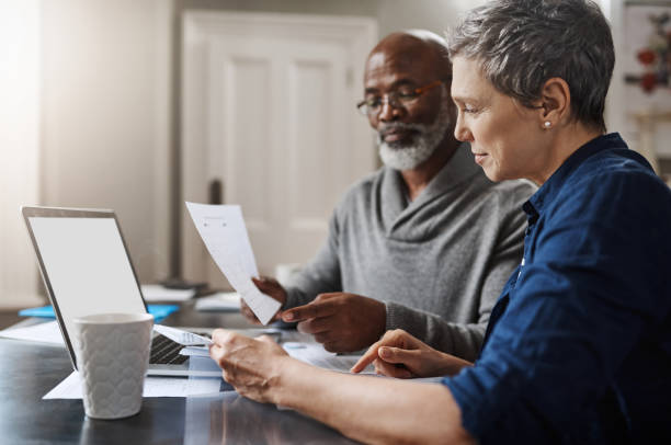 non è mai troppo tardi per impostare una solida strategia pensionistica - home finances couple computer african ethnicity foto e immagini stock