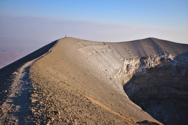 borde del cráter del volcán de la montaña ol doinyo lengai - valle del rift fotografías e imágenes de stock