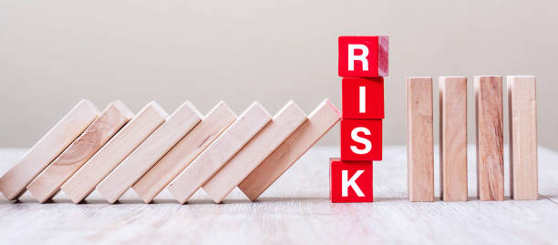 les blocs de cube red risk arrêtent de tomber sur la table. automne concepts d’entreprise, de planification, de gestion, de solution, d’assurance et de stratégie - risk taking photos et images de collection