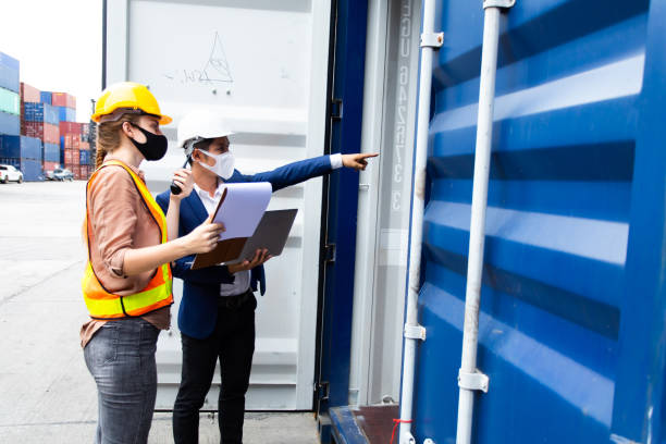 貨物コンテナヤードで働く労働者またはエンジニア - helmet stack safety hardhat ストックフォトと画像