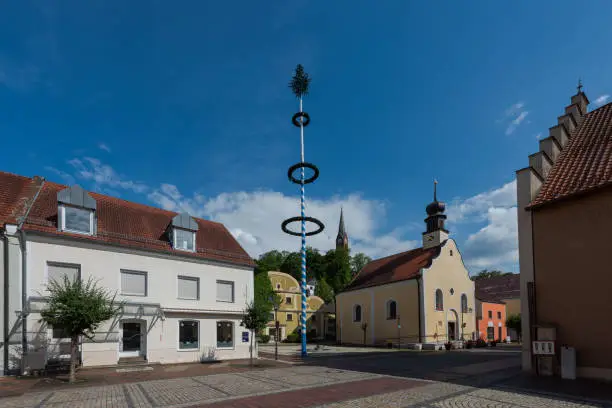 Bad Abbach, market square, church and maypole with blue sky