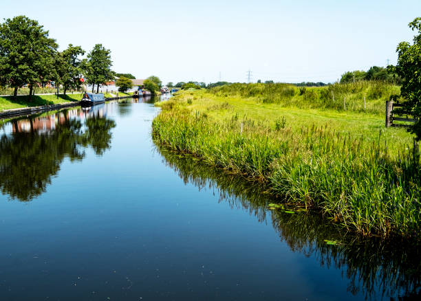 scena del canale nel caldo giorno d'estate nel regno unito - canal narrow boat nautical vessel england foto e immagini stock