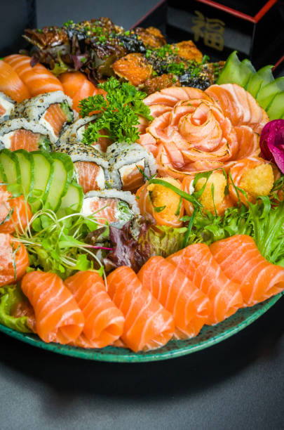 zestaw sushi (kombi). tradycyjne dania kuchni japońskiej, najwyższej jakości sushi urządzone w eleganckiej okolicy. niguiri, uramaki, sushi jow, sashimi. - niguiri sushi zdjęcia i obrazy z banku zdjęć