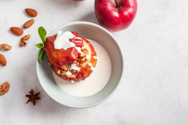 вкусные домашние печеные яблоки - baked apple apple dessert stuffed стоковые фото и изображения
