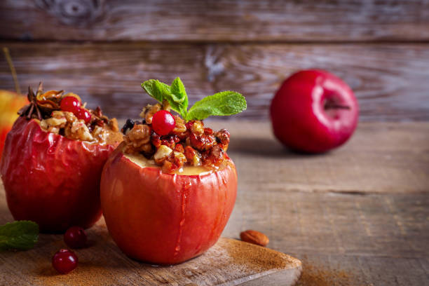 deliciosas manzanas horneadas al horno caseras - baked apple food meal dessert fotografías e imágenes de stock