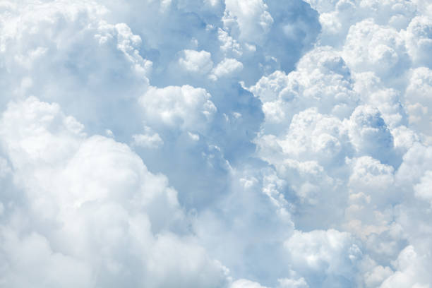 blanco y azul suave cumulus nubes en el cielo de fondo de cerca, gran textura de nube esponjosa, hermoso paisaje nuboso cielos telón de fondo, patrón de cielo nublado soleado, paisaje de clima nublado, copiar el espacio - cloud cloudscape fluffy white fotografías e imágenes de stock