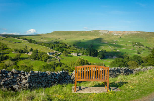 siedzenie z widokiem.  drewniana ławka z widokiem na arkengarthdale w swaledale, north yorkshire.  lato w yorkshire dales z błękitnym niebem i bujnymi zielonymi polami. - swaledale zdjęcia i obrazy z banku zdjęć