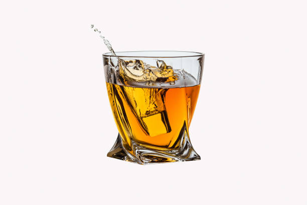 氷とウイスキーのグラス。 - whisky glass ice cube alcohol ストックフォトと画像