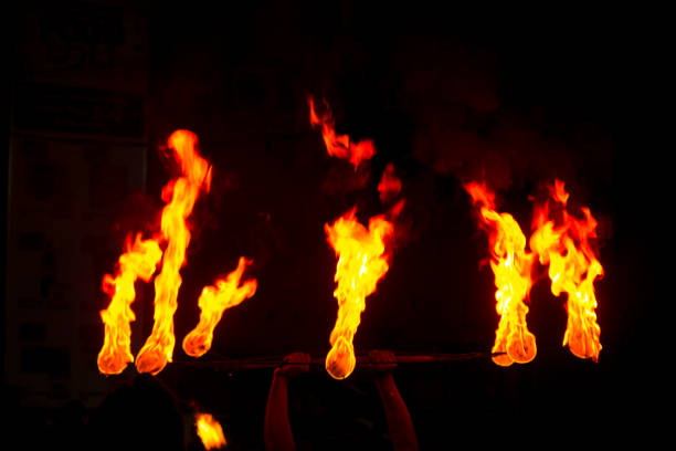 um srilankan faz um show de fogo durante esala perehera - buddhist new year songkran traditional festival dancing - fotografias e filmes do acervo