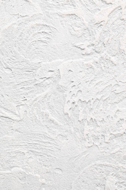 l’arrière-plan du mur blanc surélevé est fini avec du plâtre décoratif. stries abstraites comme des vagues sur un mur de béton. rénovation de conception de vieux logements et de l’immobilier commercial. - abstract textured textured effect real estate photos et images de collection