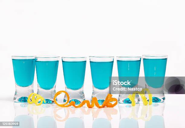 6 つの短いドリンクの列 - アルコール依存症のストックフォトや画像を多数ご用意 - アルコール依存症, アルコール飲料, オレンジ色