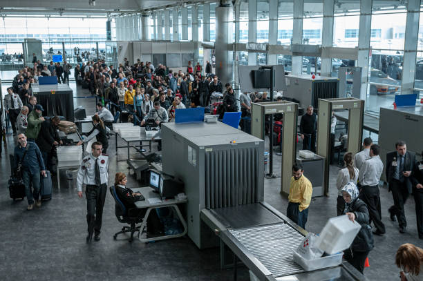 les personnes faisant la queue pour la sécurité et le contrôle des passeports à l’aéroport old istanbul ataturk, la police de l’aéroport vérifier leurs passeports. - aéroport ataturk photos et images de collection