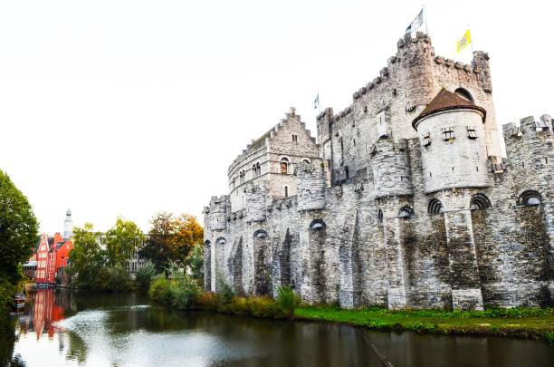 o castelo de gravensteen em ghent, bélgica - castle gravensteen - fotografias e filmes do acervo