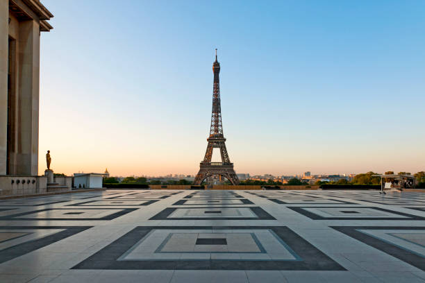 lever de soleil sur la tour eiffel, au trocadéro - palais de chaillot photos et images de collection