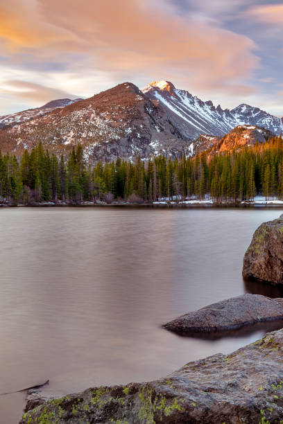 восход медвежьего озера в национальном парке роки-маунтин - longs peak стоковые фото и изображения