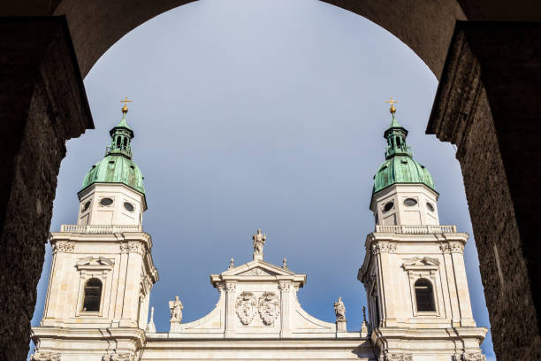 ザルツブルク - colonnade column architecture austria ストックフォトと画像