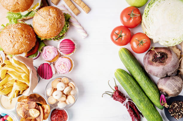 alimentos saludables e insalubres de primera vista plana yacía - modo de vida no saludable fotografías e imágenes de stock