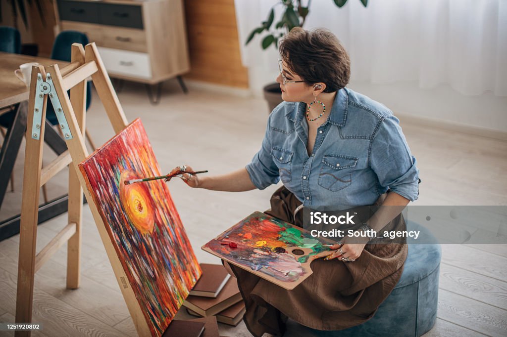 Nữ Họa Sĩ Trẻ Ngồi Trên Ghế Và Vẽ Tranh Trong Xưởng Vẽ Nghệ Thuật Hình Ảnh  Sẵn Có - Tải Xuống Hình Ảnh Ngay Bây Giờ - Istock