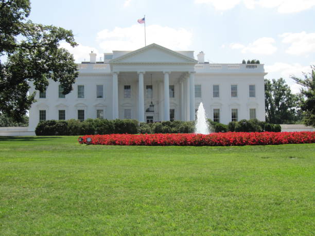 istock Washington white house with garden 1251920819