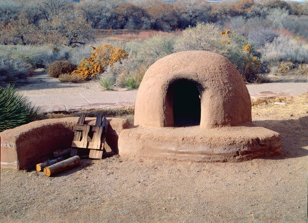 Horno Oven at Native American Pueblo Horno Outdoor Oven for baking bread: a mud adobe built oven still used in New Mexico and Arizona used for bread and meat stove oven adobe outdoors stock pictures, royalty-free photos & images
