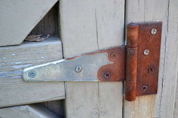 lado de una textura de bisagra metálica de edificio - wood rustic close up nail fotografías e imágenes de stock