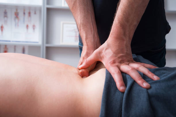 물리 치료사가 허리를 누르거나 밀어 붙입니다. - massaging deep human tissue pain 뉴스 사진 이미지
